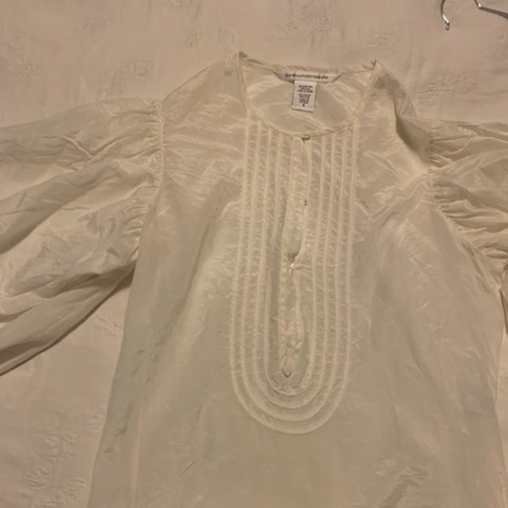 Diane Von Furstenberg white peasant  white  40% silk shirt size6